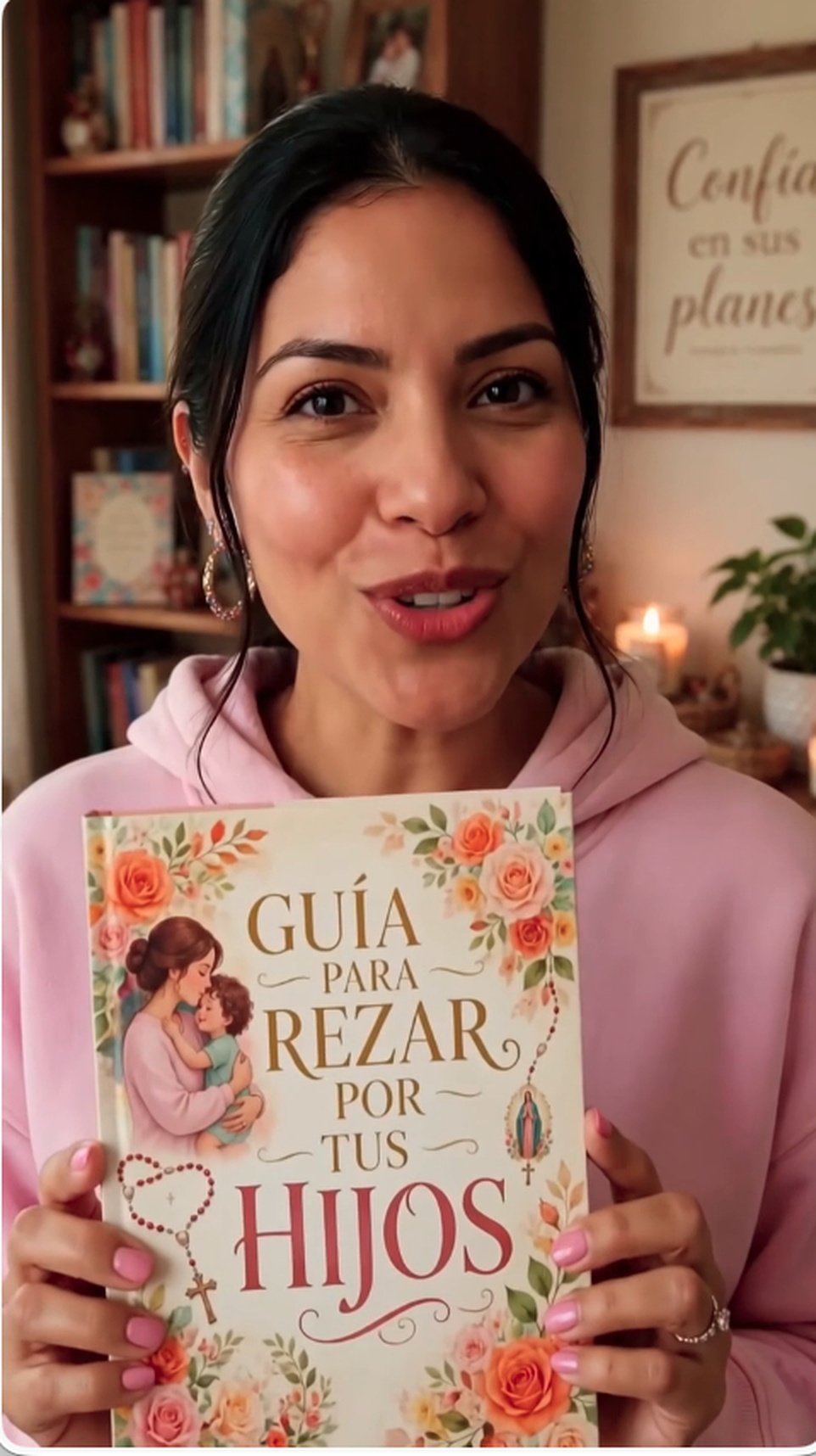 Mamá presentando la guía para rezar por tus hijos